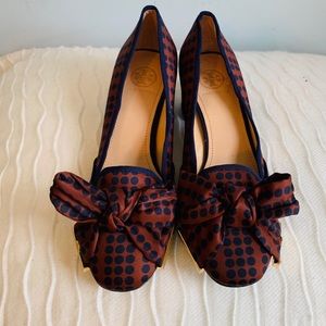 NWT Tory Burch 2 inch solid chunk heel with bow.